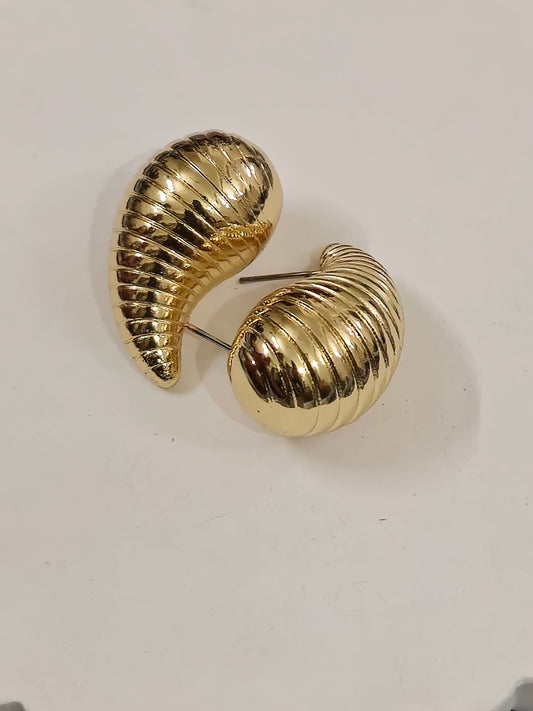 Water drop swirl earring