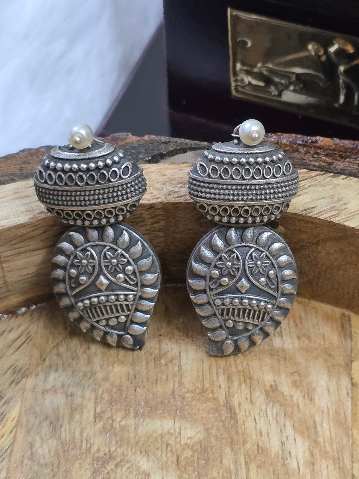Earrings - pearl ember